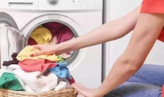 用洗衣机洗了羽绒服怎么让衣服蓬松（洗衣机洗羽绒服怎样才不浮起来）
