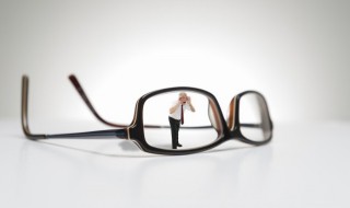 怎样清洗眼镜会延长眼镜的使用寿命呢 如何清洗眼镜会延长眼镜的使用寿命