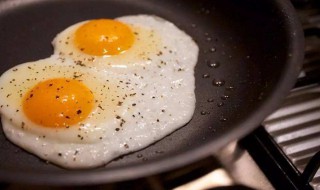 煎蛋怎么做（煎蛋怎么做不粘锅）
