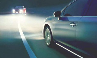 夜间近距离跟同车车行驶怎么使用灯光 夜间行车使用灯光的规定