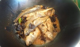 柱侯酱炖黄鱼的做法 柱侯酱炖黄鱼的做法和配料