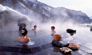 日本泡温泉的衣服怎么穿 日本泡温泉穿什么下去