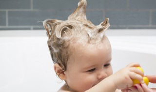 小月龄婴儿洗澡方法（小月龄宝宝怎么洗澡）