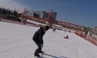 初学者滑雪的正确方法 初学者滑雪的正确方法视频教程