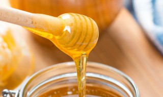 蜂巢老蜜的正确食用方法 蜂巢老蜜的正确食用方法是什么