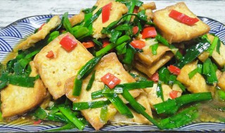 老豆腐的韭菜调料怎么做（老豆腐的韭菜调料怎么做好吃）