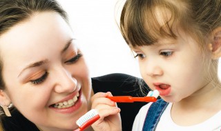 如何给宝宝挑选牙刷和牙膏（如何给宝宝挑选牙刷和牙膏的区别）