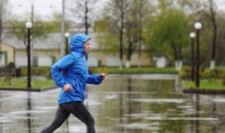 下雨天可以在室外跑步吗（下雨天可以户外运动吗）