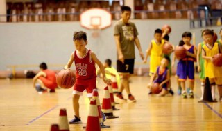 想打好籃球怎樣練身體的柔韌性