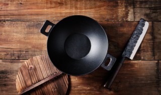 铸铁锅的正确开锅方法是什么（铸铁锅传统开锅方法）