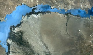 巴尔喀什湖读音 巴尔喀什湖,以湖水东部咸西部淡
