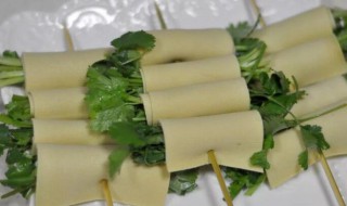 如何制作好吃的香菜金针菇豆皮卷 如何制作好吃的香菜金针菇豆皮卷的做法