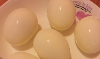 煮熟的鸡蛋跟生鸡蛋怎么分辨（煮熟的鸡蛋怎么区分）