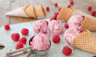 如何制作简单好吃的草莓冰激凌 如何制作简单好吃的草莓冰激凌