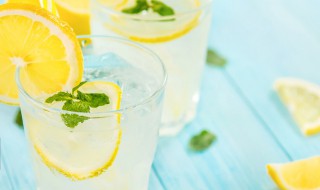 柠檬水什么时候喝最好 柠檬水什么时候喝最好在没有灯光下是不是更好