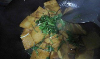香菜炖油豆腐的制作方法 香菜炖油豆腐的制作方法窍门