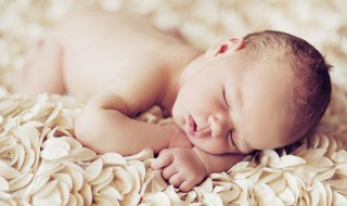 两个月的宝宝吃多少 两个月的宝宝吃多少奶粉
