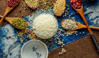 炒大米泡水喝的功效 炒薏米和炒大米泡水喝的功效