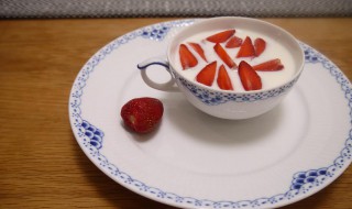 草莓酸奶早餐麦的做法 草莓酸奶汁的做法大全窍门