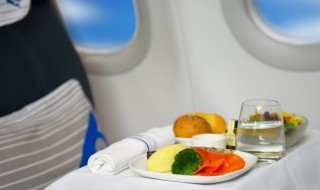飞机上的餐食有啥（飞机上餐食种类分几种）