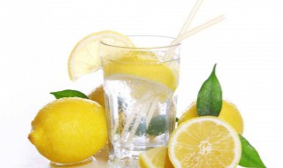 柠檬加蜂蜜泡水喝有什么功效（新鲜柠檬加蜂蜜泡水喝有什么功效）