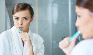 偶尔不刷牙用漱口水可以吗 偶尔不刷牙会危害健康吗