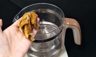 香蕉皮放水里煮一下功效惊人 香蕉皮煮水能吃吗