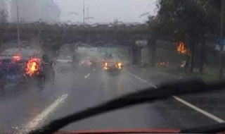 下雨天晚上开车视线不好怎么解决（下雨天晚上开车视线不好怎么办）