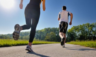 每天跑5公里伤膝盖吗（每天跑五公里对膝盖有影响吗）