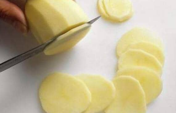 土豆片敷脸的好处与功效 土豆片敷脸的作用与功效