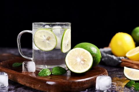 柠檬片和火龙果片泡水喝有什么功效 火龙果柠檬汁的功效与作用