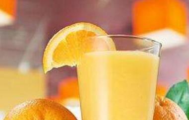 鲜榨橙汁的功效与作用（鲜榨橙汁的功效与作用及禁忌症）