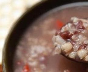 吃薏仁米红豆汤的功效和作用（吃薏仁米红豆汤的功效和作用及禁忌）