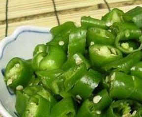 最简单的腌制绿辣椒方法 最简单的腌制绿辣椒方法视频