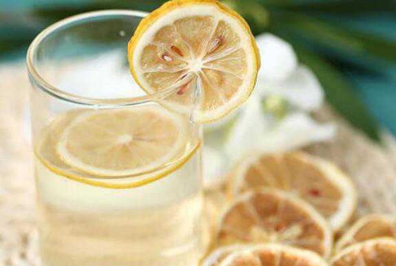干柠檬片泡水的好处与功效 干柠檬片泡水的好处与功效与作用