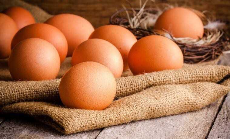 鸡蛋在常温的情况下能放久（鸡蛋常温放久了）