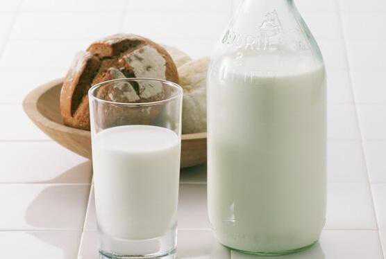 成年后每天喝牛奶有什么用吗（成年后喝牛奶还有用吗）
