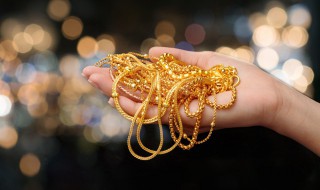 黄金和翡翠可以一起戴 翡翠玉镯可以跟黄金一起佩戴吗