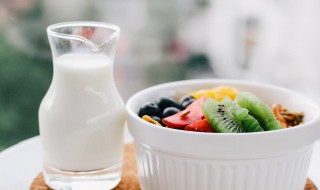 晚上喝纯牛奶的功效与作用（晚上喝纯牛奶的功效与作用会增肥吗）