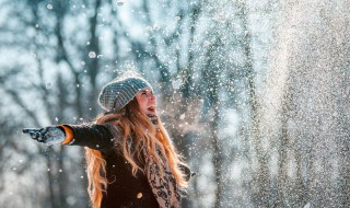 梦见天空飘雪花什么意思 梦到空中飘雪花