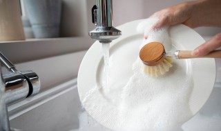 怎样清洗粘在碗上的焦糖 如何去除粘在锅上的焦糖