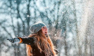 女人梦见大雪纷飞什么意思（女人梦见下雪纷飞）