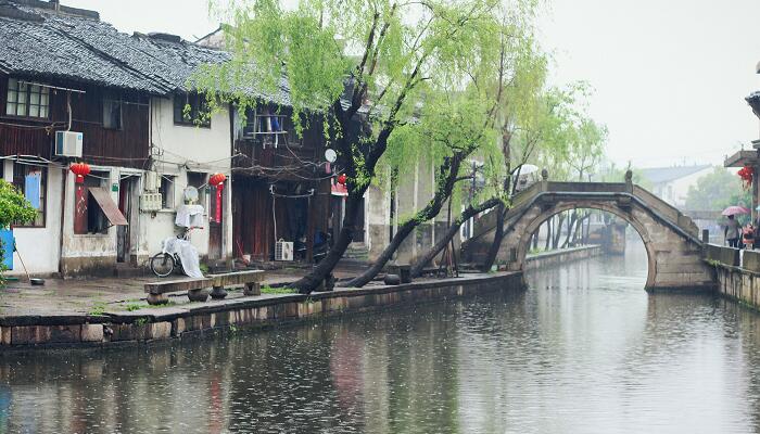 春游湖蘸字的意思