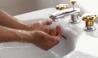 洗手台漏水如何处理（洗手台上水管漏水怎么办）