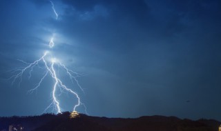 在室外时遇到雷雨天气如何应对 在室外遇到雷雨天气时应该怎么做