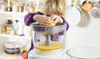 第一次使用榨汁机如何清洗（榨汁机买回来该如何清洗?）