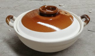 陶瓷砂锅第一次使用怎么清洗（陶瓷的砂锅第一次用怎么清洗）