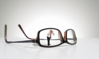如何挑选眼镜镜框 眼镜怎么挑选适合自己的镜框