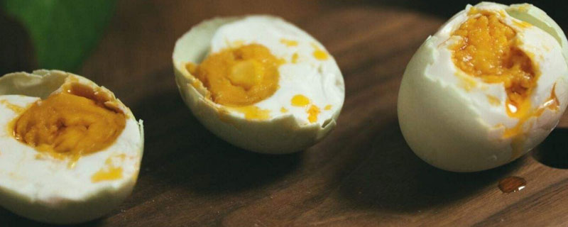 咸蛋黄切开中间有白心是什么 咸蛋黄中间有硬心怎么处理