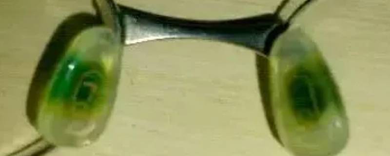眼镜有铜绿要换镜架吗（铜绿眼镜还能戴吗）